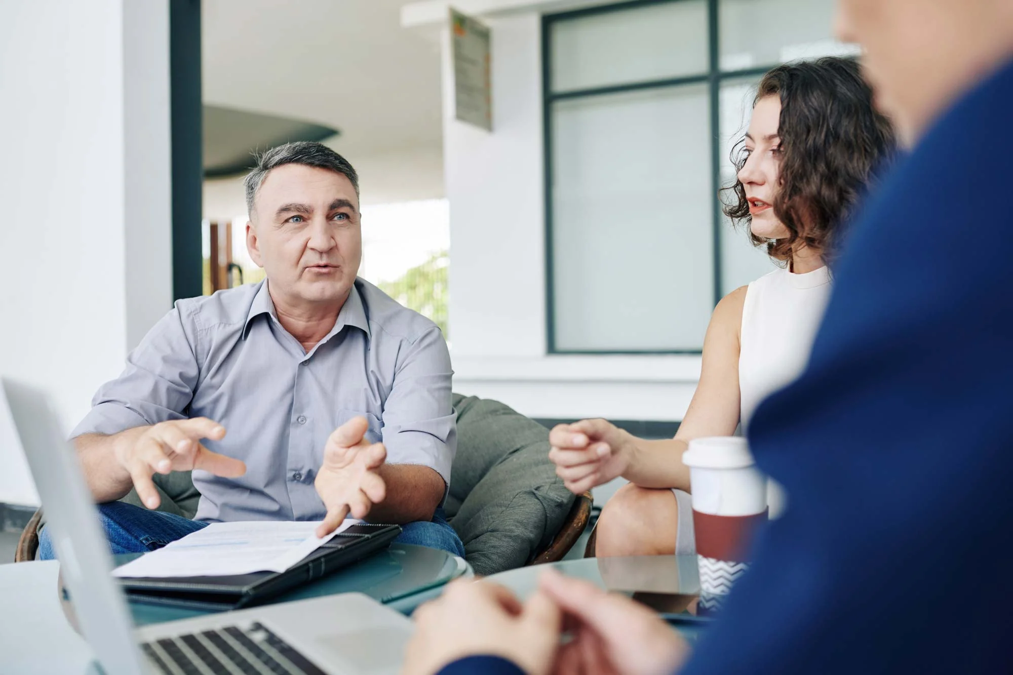 business-advisory-meeting-2000px