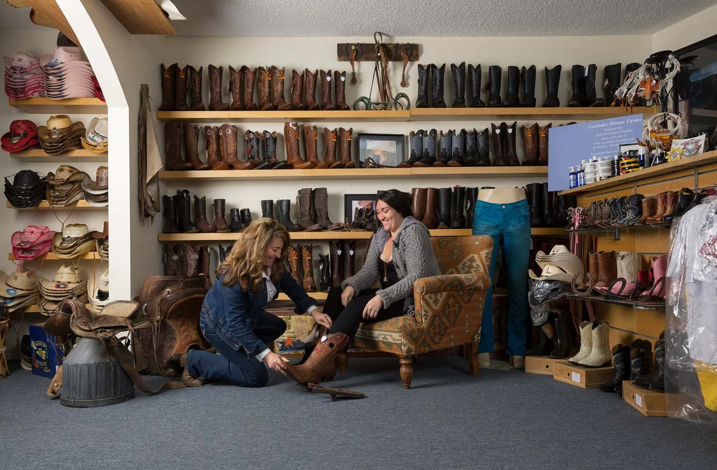 shop-keeper-helping-customer-1400px